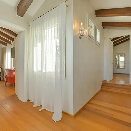 Isabella - Venice Retreat - Swimming Pool And Garden