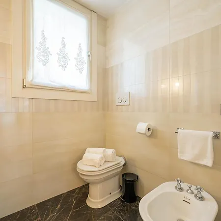 Villa Isabella - Venice Retreat - Swimming Pool And Garden
